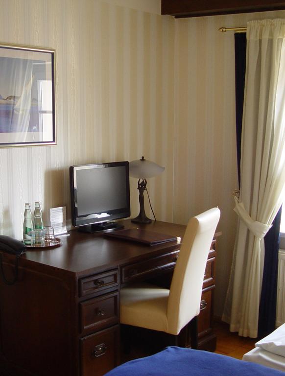 Hotel Altes Hafenhaus Росток Экстерьер фото