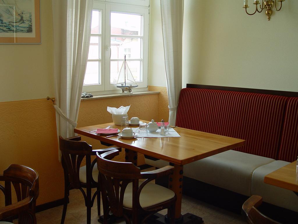 Hotel Altes Hafenhaus Росток Экстерьер фото